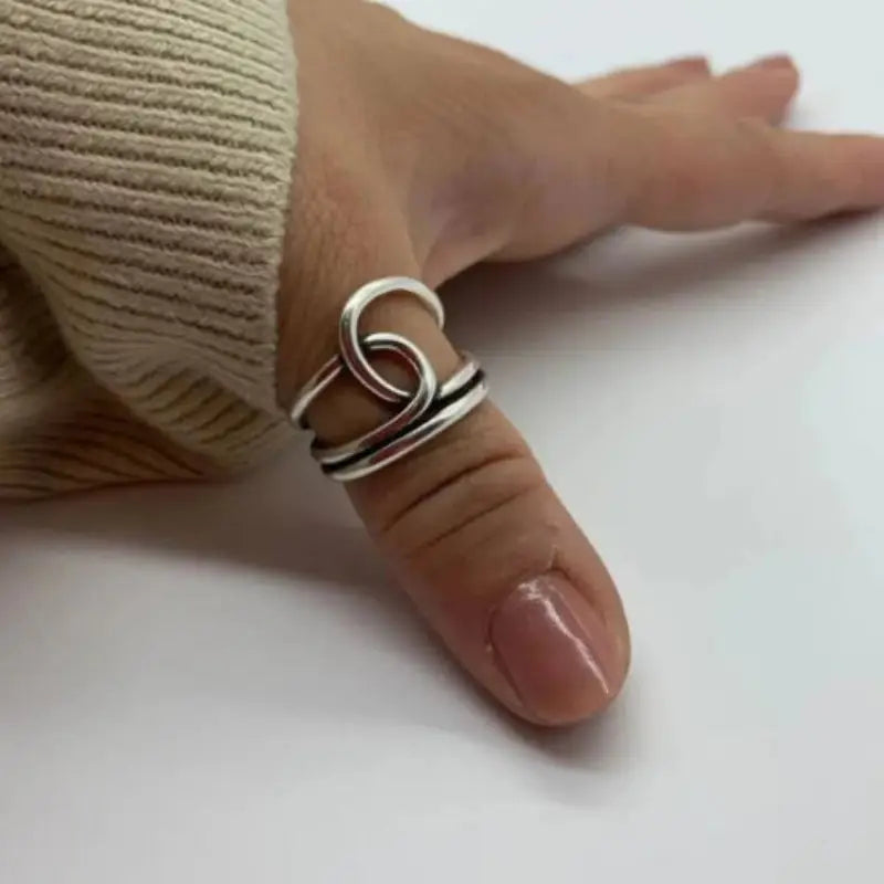 GENEVYA™ KNOT THUMB RING