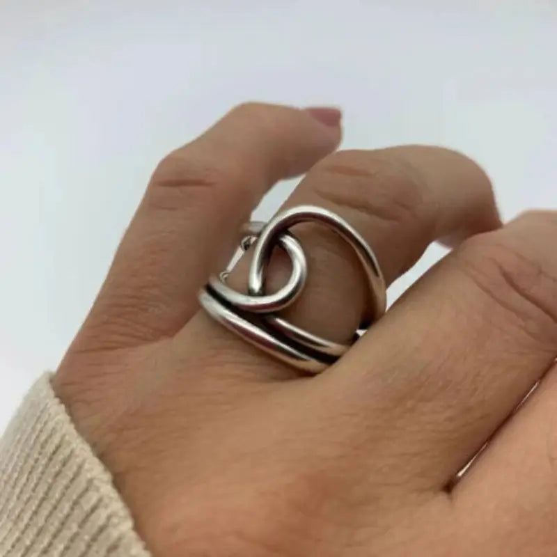 GENEVYA™ KNOT THUMB RING
