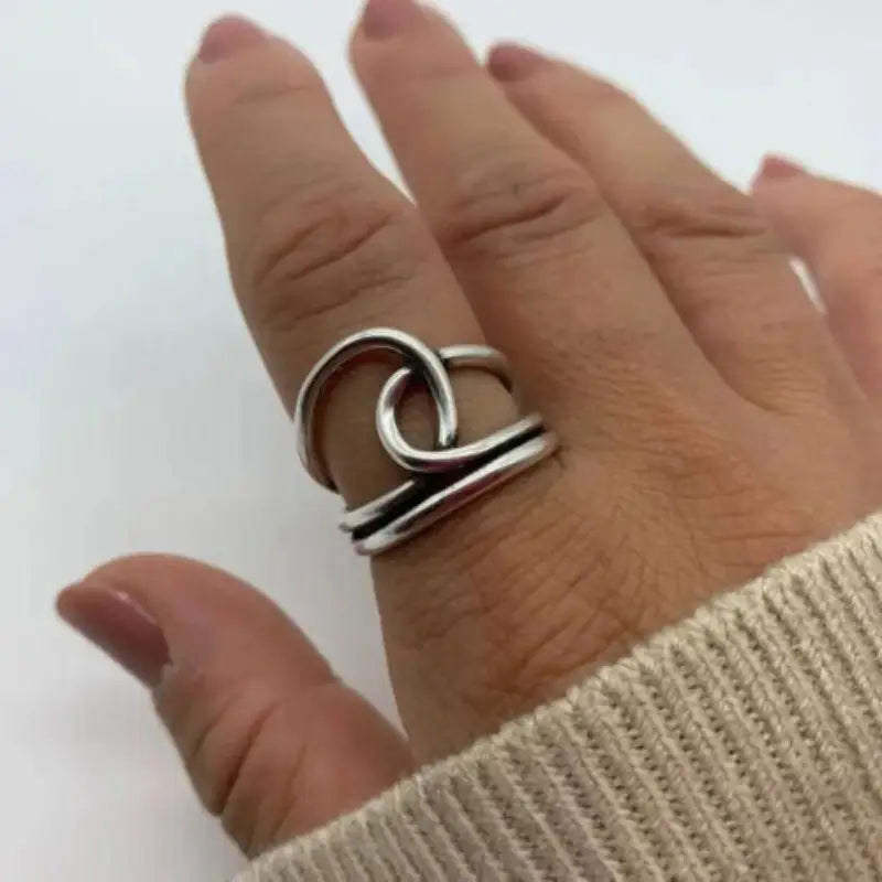 GENEVYA™ KNOT THUMB RING