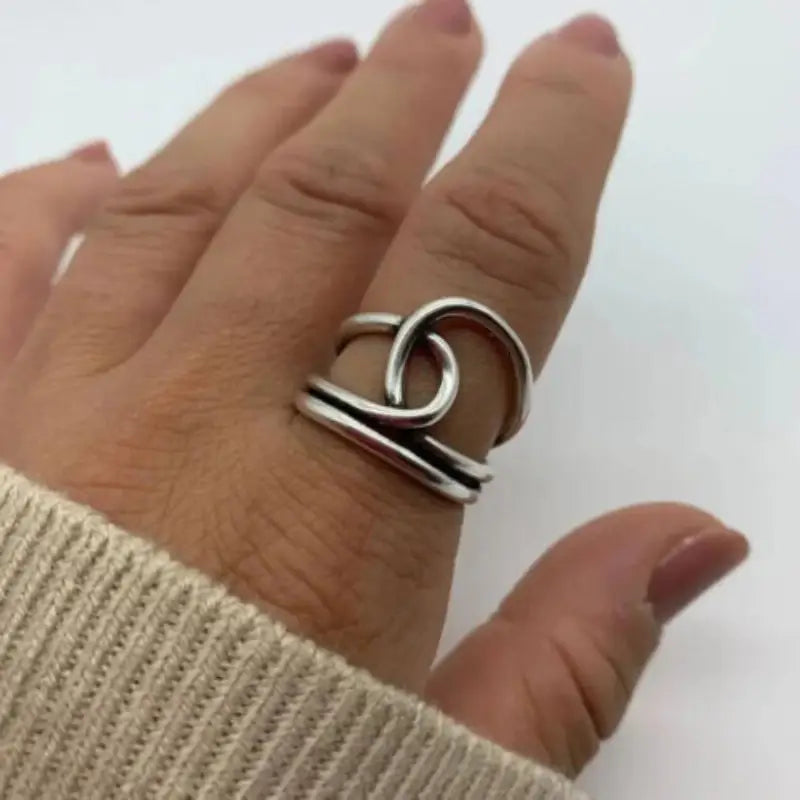 GENEVYA™ KNOT THUMB RING